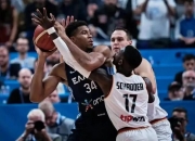 LOL决赛-篮球比赛突发意外，导致暂时搁浅