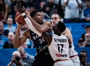 LOL决赛-篮球比赛突发意外，导致暂时搁浅