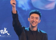 LOL赛事-英超争冠焦点战，里昂式风暴席卷米兰，一场跨时空的足球寓言