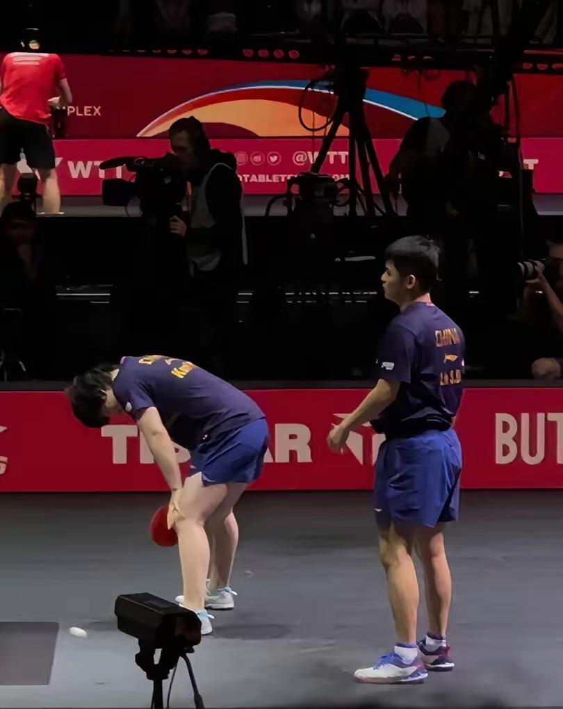 球场上一场搏击，两队运动员竭尽全力