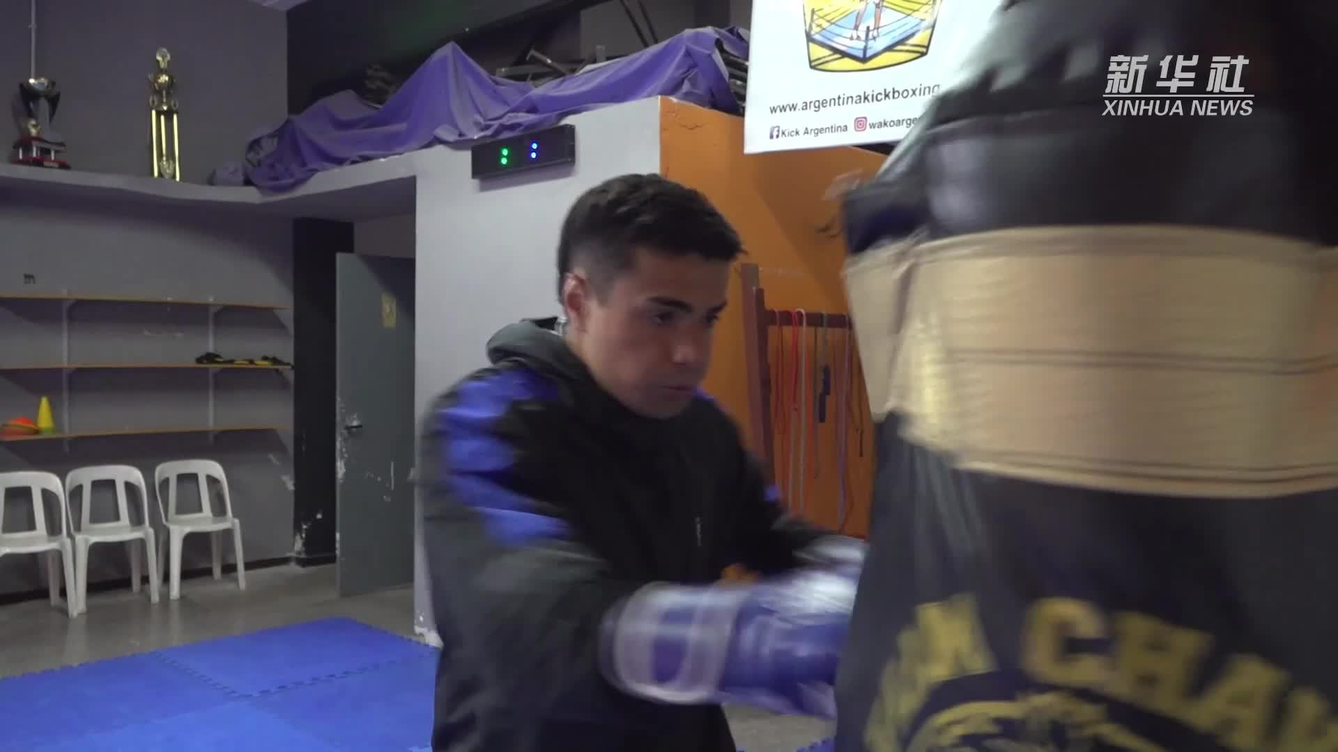 球场上一场搏击，两队运动员竭尽全力