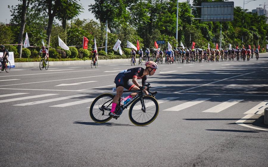 自行车赛场弯道超车,挑战极限速度 自行车赛场弯道超车,挑战极限速度