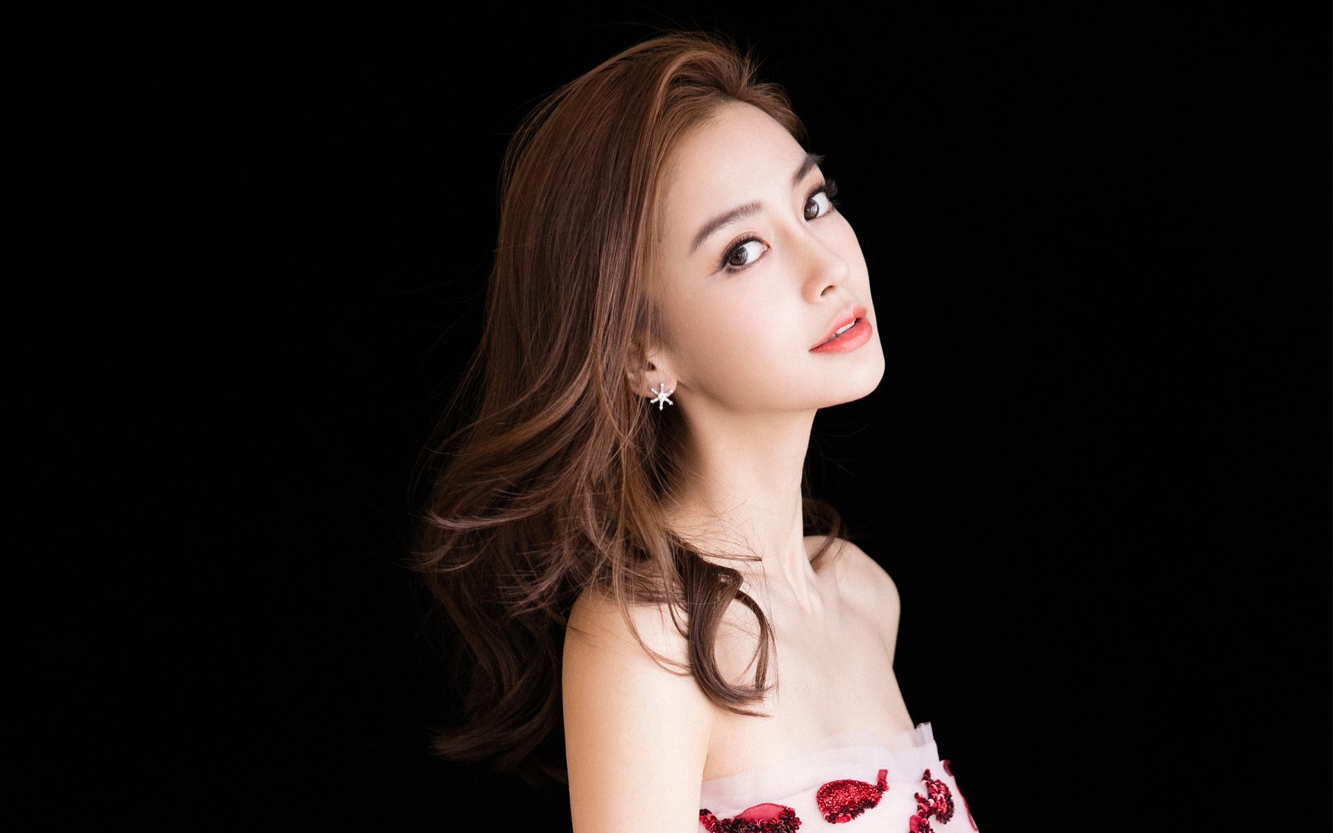 双线统治，当足球明星接管F1街道，电竞冠军跨越埃及沙漠